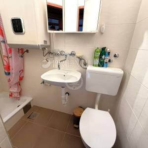 Vrbnik – autentična kamena kuća u mirnoj ulici!