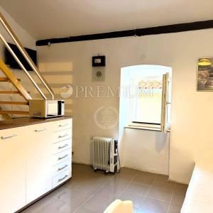 Vrbnik – autentična kamena kuća u mirnoj ulici!