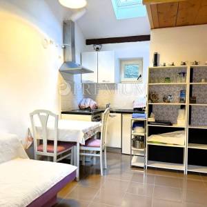 Vrbnik – autentična kamena kuća u mirnoj ulici!