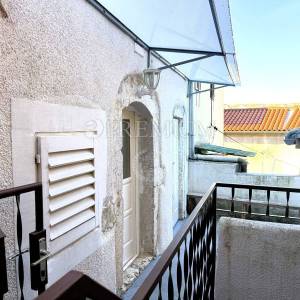 Vrbnik – autentična kamena kuća u mirnoj ulici!