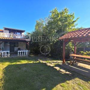 Vrbnik, okolica, samostojeća kuća s okućnicom!