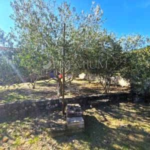 Vrbnik, okolica, samostojeća kuća s okućnicom!