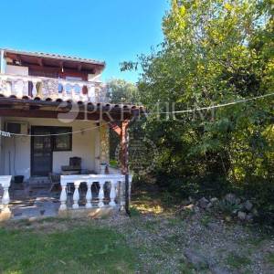 Vrbnik, okolica, samostojeća kuća s okućnicom!