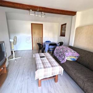 Vrbnik, okolica, samostojeća kuća s okućnicom!