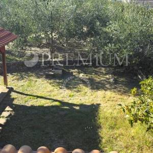 Vrbnik, okolica, samostojeća kuća s okućnicom!