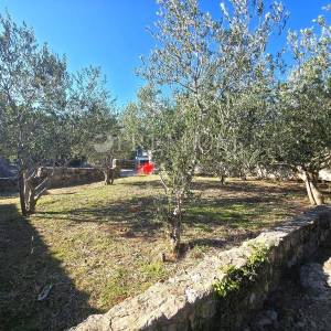 Vrbnik, okolica, samostojeća kuća s okućnicom!