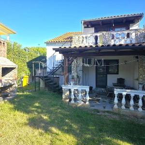 Vrbnik, okolica, samostojeća kuća s okućnicom!