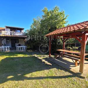 Vrbnik, okolica, samostojeća kuća s okućnicom!