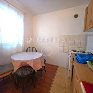 Vrbnik, okolica, samostojeća kuća s okućnicom!