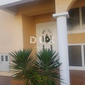 ZADAR, BORIK - PRILIKA! Vila s 4 prostrana stana i pogledom na more!