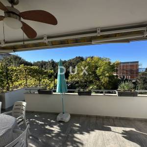 ZADAR, DIKLO – Atraktivan apartman s vrtom i pogledom na more!