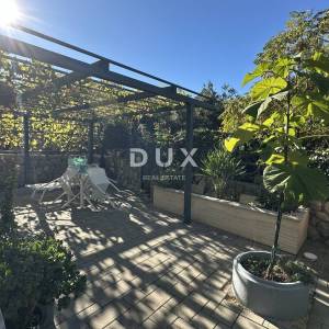 ZADAR, DIKLO – Atraktivan apartman s vrtom i pogledom na more!