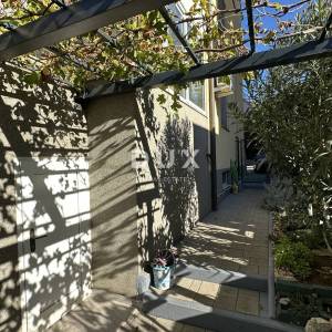 ZADAR, DIKLO – Atraktivan apartman s vrtom i pogledom na more!