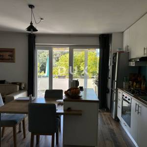ZADAR, DIKLO – Atraktivan apartman s vrtom i pogledom na more!