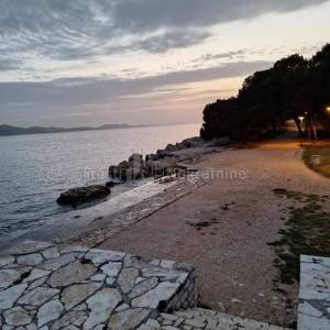 ZADAR- JAZINE- ATRAKTIVAN STAN 86m2 S OKUĆNICOM 141m2, TOP LOKACIJA!