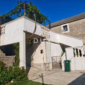 ZADAR, LJUBAČ - PRILIKA! Dvokatnica s dvorištem!