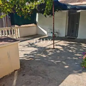 ZADAR, LJUBAČ - PRILIKA! Dvokatnica s dvorištem!