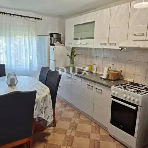 ZADAR, LJUBAČ - PRILIKA! Dvokatnica s dvorištem!