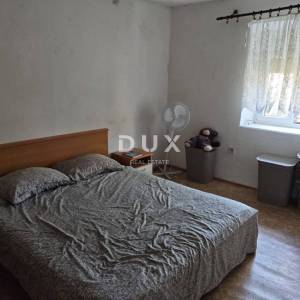 ZADAR, LJUBAČ - PRILIKA! Dvokatnica s dvorištem!