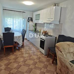 ZADAR, LJUBAČ - PRILIKA! Dvokatnica s dvorištem!