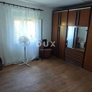 ZADAR, LJUBAČ - PRILIKA! Dvokatnica s dvorištem!