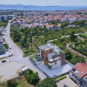 ZADAR-LUKSUZNI SMART STAN U PRIZEMLJU S VRTOM