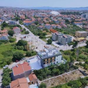 ZADAR-LUKSUZNI SMART STAN U PRIZEMLJU S VRTOM