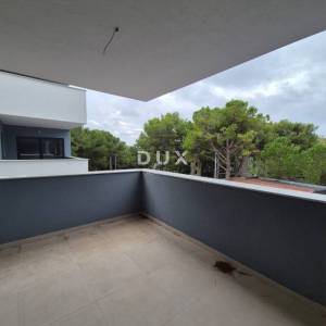 ZADAR, PAKOŠTANE - POGLED! Moderan stan 100 m od mora!