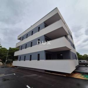 ZADAR, PAKOŠTANE - POGLED! Moderan stan 100 m od mora!