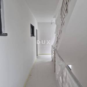 ZADAR, PAKOŠTANE - POGLED! Moderan stan 100 m od mora!