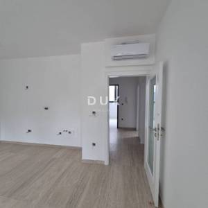 ZADAR, PAKOŠTANE - POGLED! Moderan stan 100 m od mora!