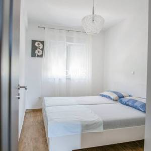 ZADAR, PAKOŠTANE - PRILIKA! Stan s vrtom i 4 parkirna mjesta!