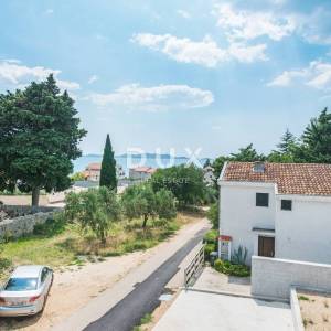 ZADAR, PAKOŠTANE - PRILIKA! Stan s vrtom i 4 parkirna mjesta!