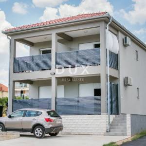 ZADAR, PAKOŠTANE - PRILIKA! Stan s vrtom i 4 parkirna mjesta!