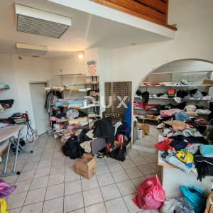 ZADAR, PETRIĆI - Poslovni prostor u prizemlju zgrade! Prilika!