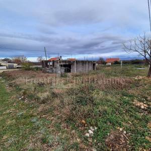 Zadar, Poljica Brig, parcela 1527m2 s legaliziranim objektom 143m2