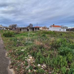 Zadar, Poljica Brig, parcela 1527m2 s legaliziranim objektom 143m2