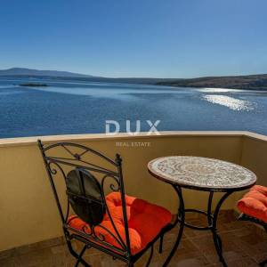 ZADAR, POSEDARJE - samostojeća kuća prvi red do Novigradskog mora s prostranim dvorištem