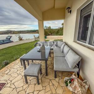 ZADAR, POSEDARJE - samostojeća kuća prvi red do Novigradskog mora s prostranim dvorištem