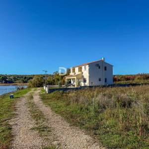 ZADAR, POSEDARJE - samostojeća kuća prvi red do Novigradskog mora s prostranim dvorištem