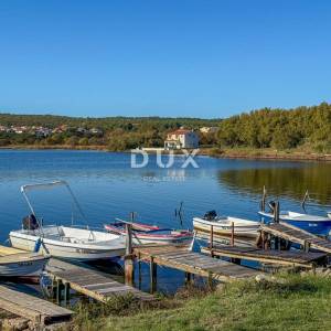 ZADAR, POSEDARJE - samostojeća kuća prvi red do Novigradskog mora s prostranim dvorištem