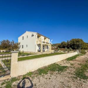 ZADAR, POSEDARJE - samostojeća kuća prvi red do Novigradskog mora s prostranim dvorištem