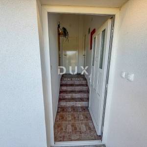 ZADAR, POSEDARJE - samostojeća kuća prvi red do Novigradskog mora s prostranim dvorištem