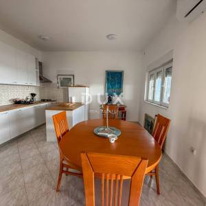 ZADAR, POSEDARJE - samostojeća kuća prvi red do Novigradskog mora s prostranim dvorištem