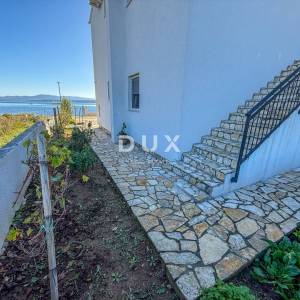 ZADAR, POSEDARJE - samostojeća kuća prvi red do Novigradskog mora s prostranim dvorištem