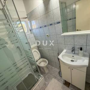 ZADAR, POSEDARJE - samostojeća kuća prvi red do Novigradskog mora s prostranim dvorištem