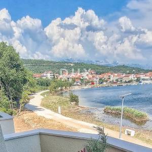 ZADAR, POSEDARJE - samostojeća kuća prvi red do Novigradskog mora s prostranim dvorištem