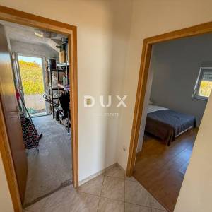 ZADAR, POSEDARJE - samostojeća kuća prvi red do Novigradskog mora s prostranim dvorištem