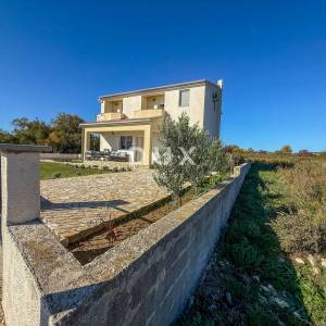 ZADAR, POSEDARJE - samostojeća kuća prvi red do Novigradskog mora s prostranim dvorištem