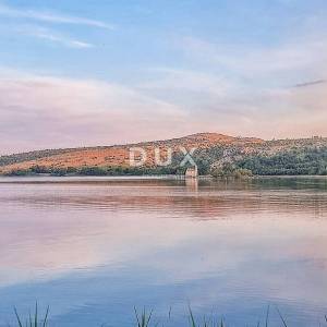 ZADAR, POSEDARJE - samostojeća kuća prvi red do Novigradskog mora s prostranim dvorištem